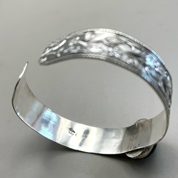 Elegant Sterling Silver Bracelet with a Blue Goldstone Focal Stone - Picture 4 of 4